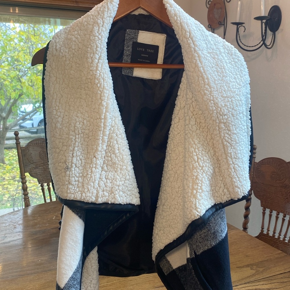 Beautiful-Leather trim, Faux Fur Vest